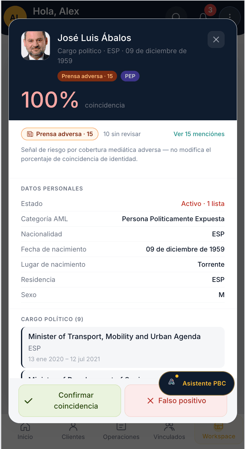 App móvil de SimplifiAML mostrando una coincidencia PEP con prensa adversa y ficha completa del sujeto